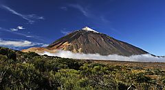 Il vulcano Teide a Tenerife sotto un cielo blu.