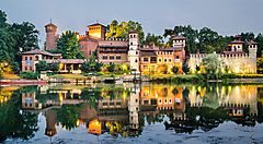 Veduta del Borgo Medievale di Torino riflesso nel fiume Po.