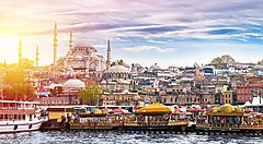 Panorama della città di Istanbul con moschee e skyline al tramonto.