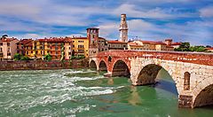 Ponte Pietra a Verona con il fiume Adige in primo piano.