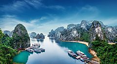 La baia di Ha Long in Vietnam con barche e isole calcaree.