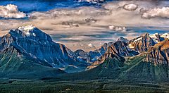Montagne e foreste del Canada sotto un cielo nuvoloso.