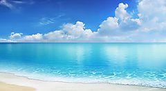 Spiaggia caraibica con mare cristallino e cielo azzurro.