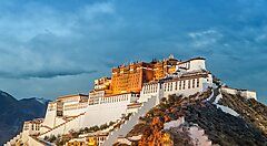 Il Palazzo Potala in Tibet al tramonto.
