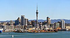 Skyline di Auckland con la Sky Tower al centro e il porto in primo piano.
