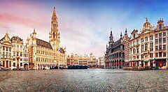 La Grand Place di Bruxelles al tramonto con edifici storici.