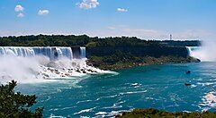 Le maestose cascate del Niagara sotto un cielo azzurro.