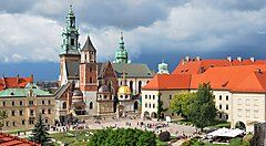 Il Castello del Wawel a Cracovia sotto un cielo nuvoloso.
