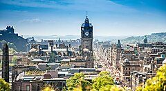 Vista panoramica del centro di Edimburgo con edifici storici e torri.