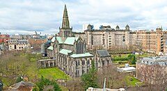 La cattedrale di Glasgow circondata da edifici storici.