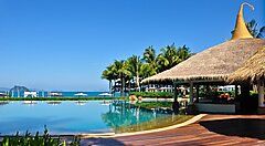 Piscina e palme in un resort tropicale a Krabi, Thailandia.