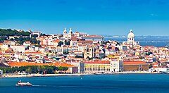 Vista panoramica della città di Lisbona con edifici storici e il fiume Tago.