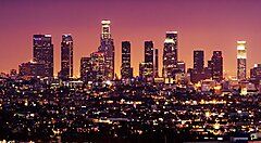 Skyline serale di Los Angeles illuminata con grattacieli.