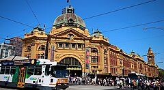 La stazione di Flinders Street a Melbourne con un tram in transito.