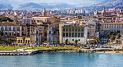 Panorama urbano di Palermo vista dalla costa.