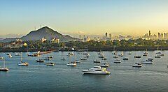 Barche a vela ormeggiate nella baia con skyline di Panama sullo sfondo.