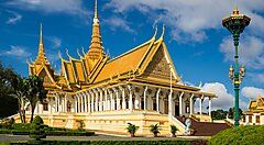 Il Palazzo Reale di Phnom Penh con dettagli dorati sotto un cielo blu.