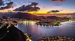 Veduta panoramica di Rio de Janeiro al tramonto con la baia illuminata.