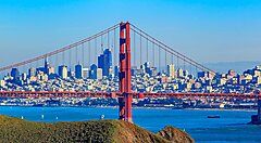 Il Golden Gate Bridge con la skyline di San Francisco sullo sfondo.