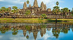 Il tempio di Angkor Wat a Siem Reap riflesso nell'acqua.