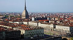 Veduta panoramica di Torino con la Mole Antonelliana sullo sfondo.