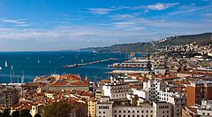 Veduta panoramica del centro di Trieste con il mare e il porto.