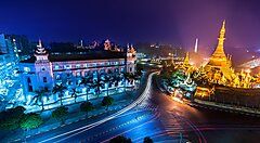 Vista notturna di Yangon con la Pagoda Shwedagon illuminata.
