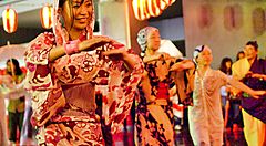Ballerini in kimono danzano al festival Gujo Odori in Giappone.