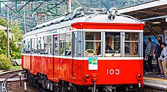 Treno rosso in una stazione ferroviaria a Hakone, Giappone.