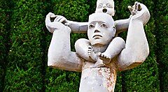 Scultura di figure umane al Museo all'aperto di Hakone, circondata da alberi.