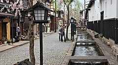 Strada tradizionale a Hida Furukawa con canale e lanterne.