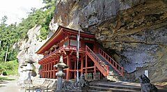 Tempio tradizionale giapponese in una grotta a Hiraizumi.