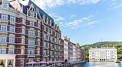 Edifici in stile olandese lungo un canale a Huis Ten Bosch in Giappone.