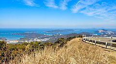 Panorama costiero di Ise-Shima con cielo azzurro e mare all'orizzonte.