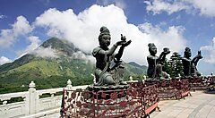 Statue buddiste su un terrazzo nell'isola di Lantau, Hong Kong.