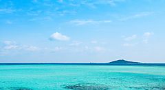 Mare cristallino e cielo sereno vicino all'isola di Miyako.