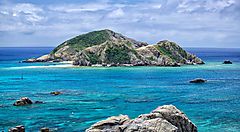 L'isola Tokashiki circondata da acque turchesi e rocce.