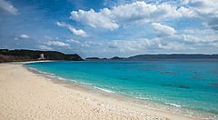 Spiaggia di sabbia bianca e mare turchese a Zamami, Giappone.