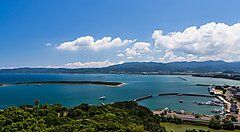 Le isole Amakusa viste dall'alto, con mare blu e cielo sereno.