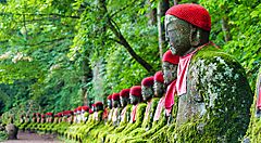 Statue di Jizo coperte di muschio a Kanmangafuchi Abyss, Giappone.