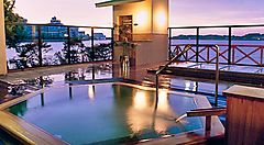 Piscina termale a Katayamazu Onsen con vista sul lago al tramonto.