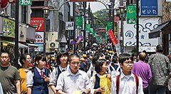 Folla di persone lungo Komachi Dori a Kamakura, Giappone.