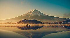 Il Monte Fuji riflesso nel lago Kawaguchi all'alba.