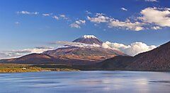 Il Monte Fuji visto dal Lago Motosu in Giappone.