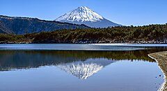 Il monte Fuji riflesso nel lago Sai.