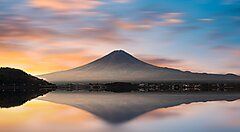 Il Monte Fuji riflesso nel Lago Shoji al tramonto.