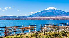 Lago Yamanaka con vista sul Monte Fuji in lontananza.