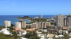 Skyline di Noumea, Nuova Caledonia, con vista sul mare.