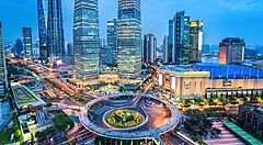 Il distretto finanziario di Lujiazui a Shanghai con grattacieli illuminati.