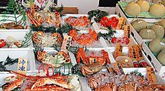 Bancarella di pesce fresco al mercato Nijo di Sapporo.